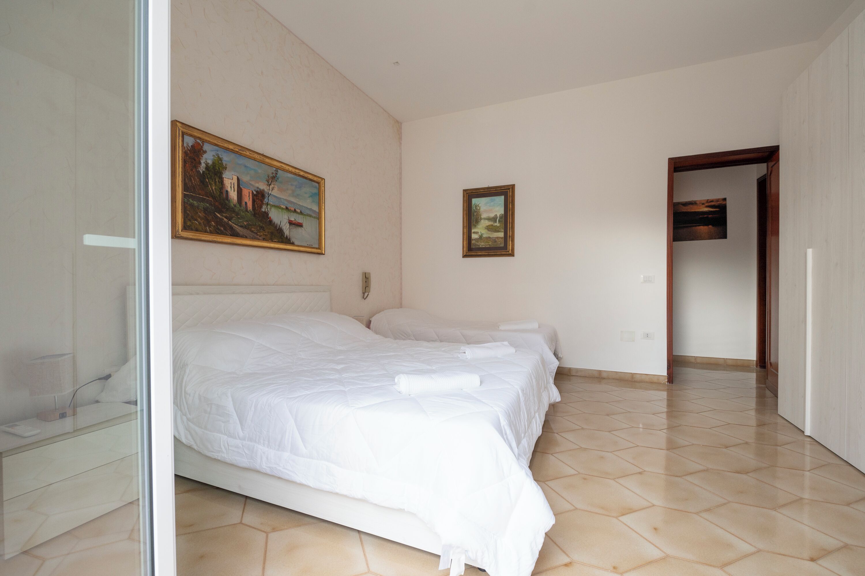 2 chambres, fer et planche à repasser, draps fournis