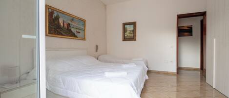 2 عدّة غرف نوم ومكواة/لوح كي وملاءات أسرّة