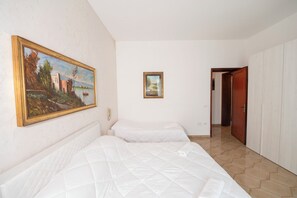 2 bedrooms, iron/ironing board, bed sheets