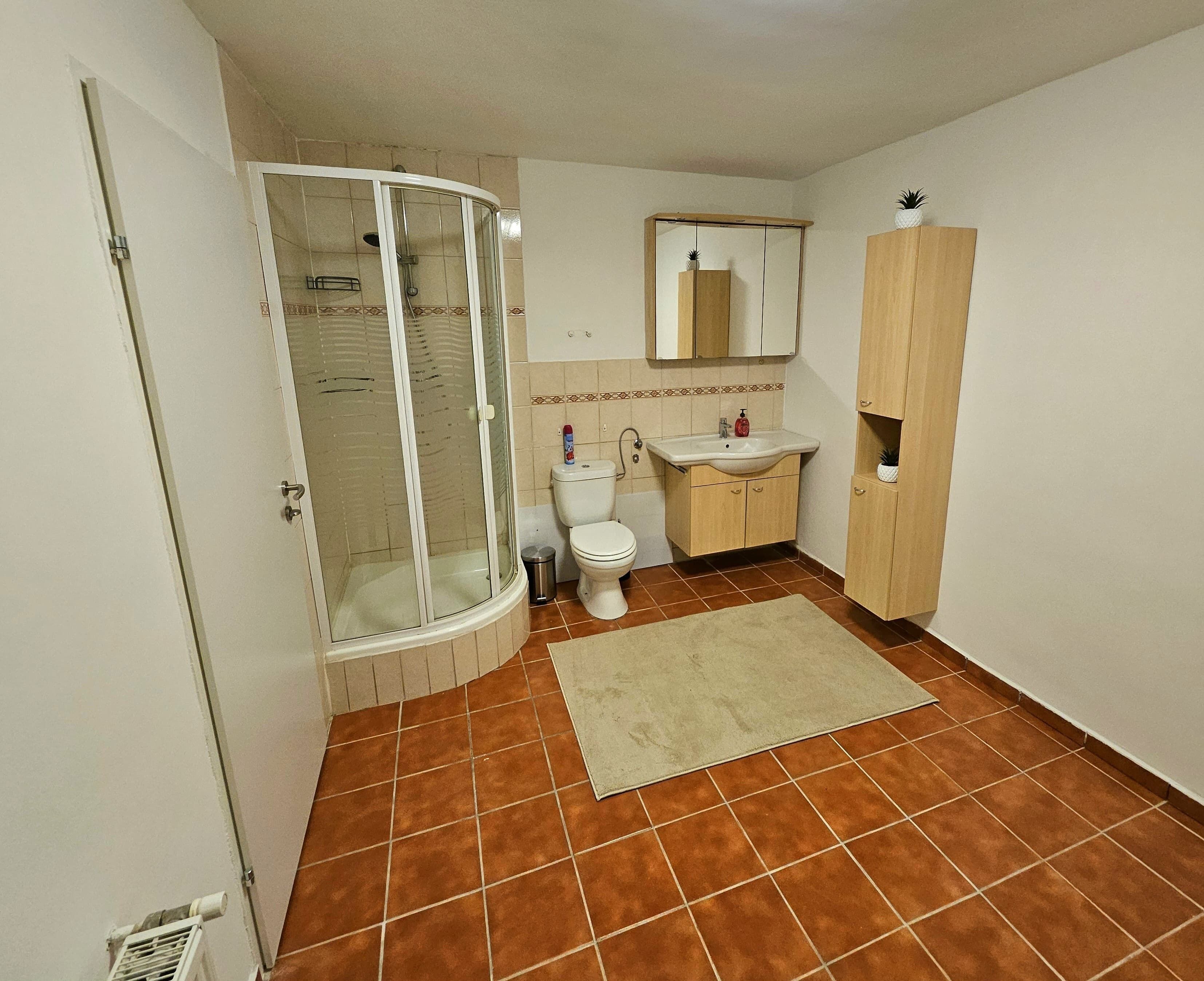 Douche, serviettes fournies, savon, papier toilette