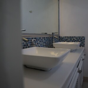 Haartrockner, Handtücher, Seife, Toilettenpapier