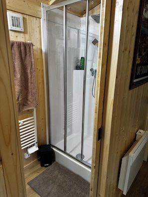 Shower, hair dryer, toilet paper - Wooden cabins surrounded by nature, in the south of France. (Clermont-l'Hérault)