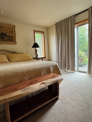 3 bedrooms, desk, iron/ironing board, travel cot