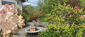 Custom country home, stunning 360 Cascade Mt views and Stilliguamish riverfront.