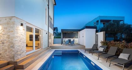Skylounge Villa with pool and sauna