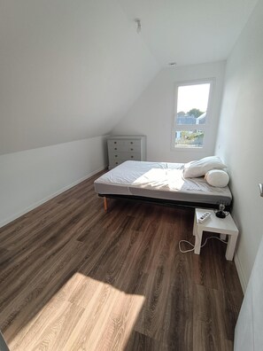 5 Schlafzimmer, Schreibtisch, Bügeleisen/Bügelbrett, kostenloses WLAN