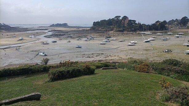 A coastal area with numerous boats anchored on a sandy beach, a grassy foreground, and a distant building on a hill. - Village house 5 mn walk from shops and 10 mn from beaches.  (Saint-Briac-sur-Mer)