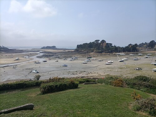 Maison de bourg à 5 mn à pied des commerces et 10 mn des plages. 