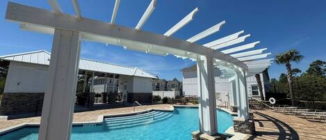 Una piscina al aire libre
