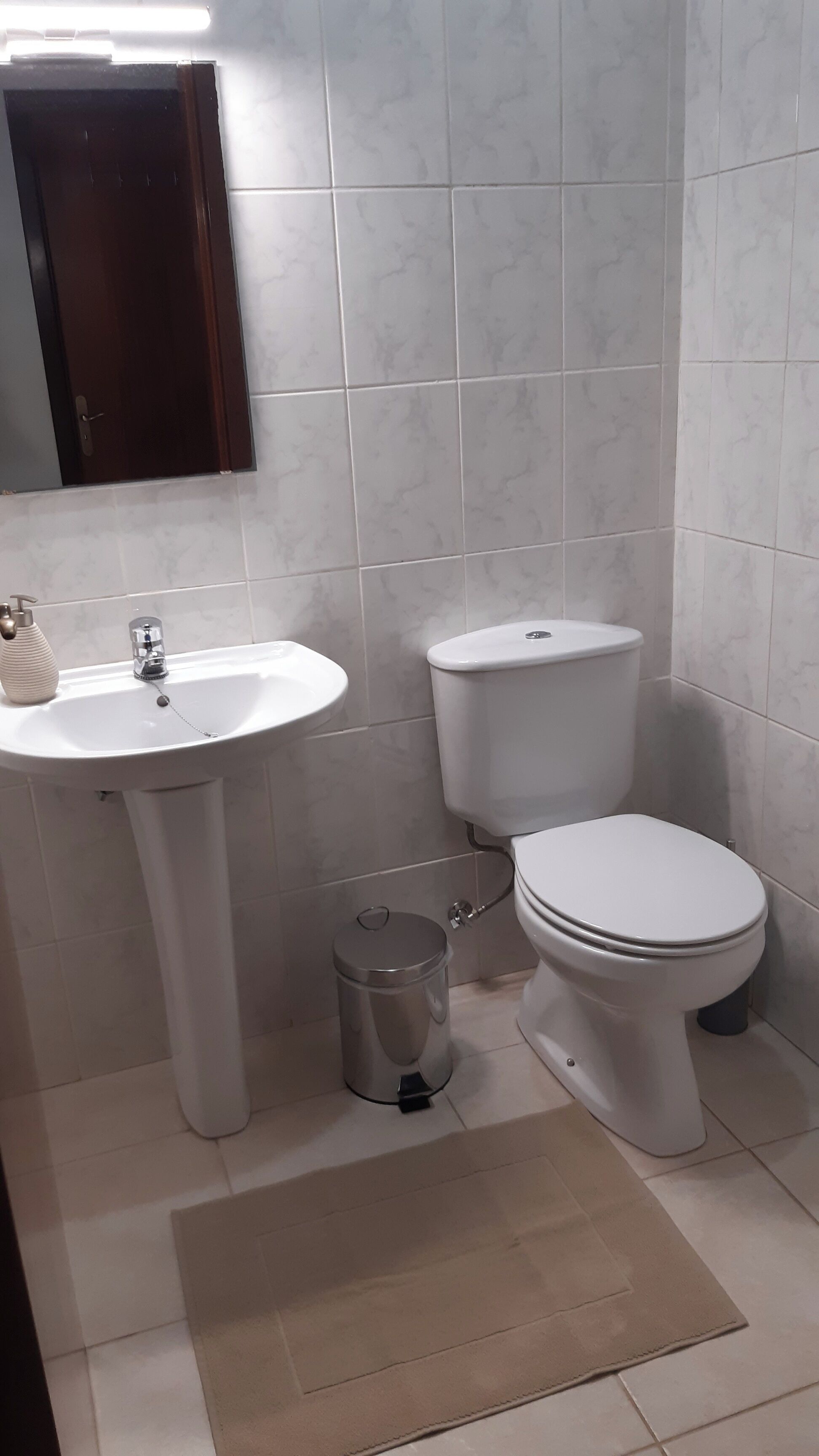 Sèche-cheveux, serviettes fournies, savon, papier toilette