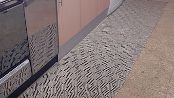 Een koelkast, een microgolfoven, een oven