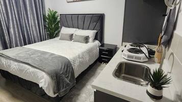 1 habitación, tabla de planchar con plancha y wifi