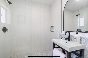 Towels, soap - Romantic stay in Solana Beach (Solana Beach)