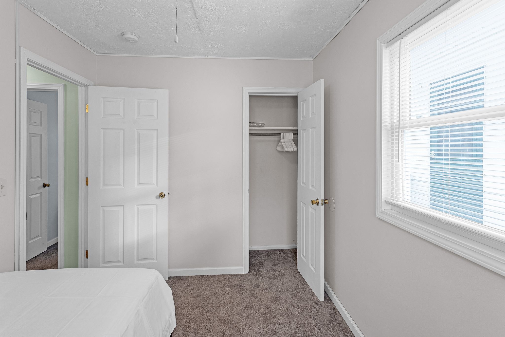 2 bedrooms, desk, iron/ironing board, travel crib