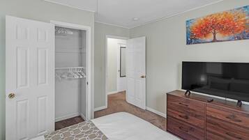 2 habitaciones, escritorio y tabla de planchar con plancha