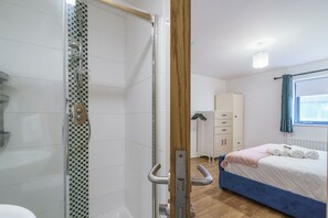 Secadora de cabello, toallas, jabón, papel de baño