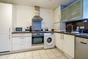 Fridge, oven, electric kettle, cookware/dishes/utensils - Located Walk in distance to city center and all bars and restaurant.    (Belfast)