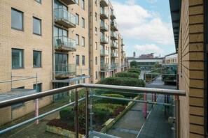 Property grounds - Located Walk in distance to city center and all bars and restaurant.    (Belfast)