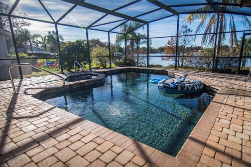 Spacious 4-bedroom Orlando Lakefront House w/ Pool near Downtown 