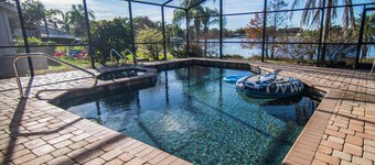 Spacious 4-bedroom Orlando Lakefront House w/ Pool near Downtown 