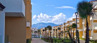 Light & Airy Family apartment with private pools & excellent local beaches