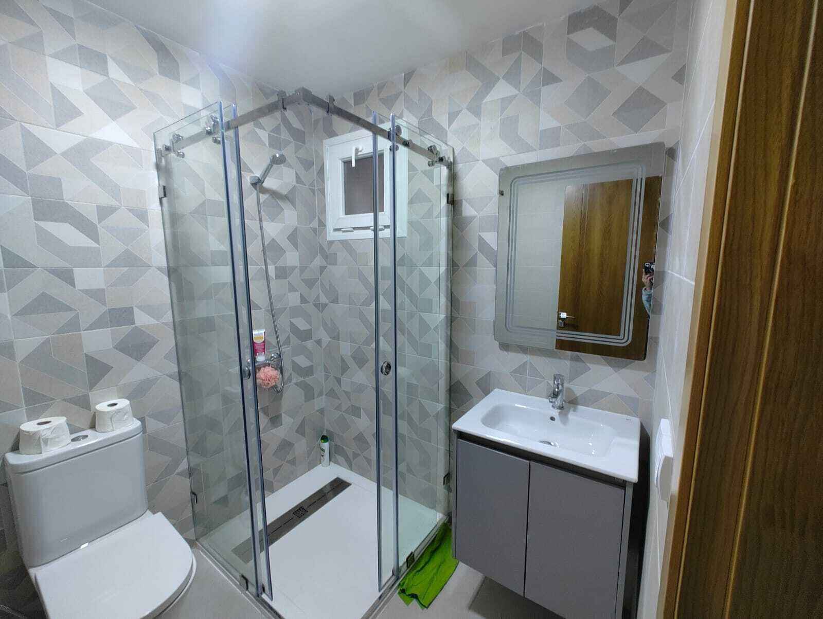 Een douche, een bidet, zeep
