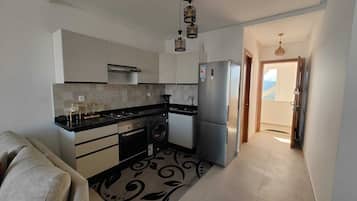 Fridge, oven, stovetop, coffee/tea maker
