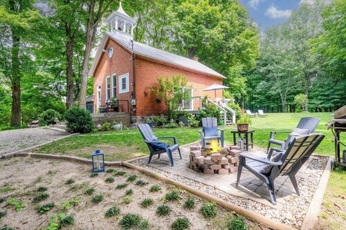 Lux Historic Schoolhouse with Hot Tub.