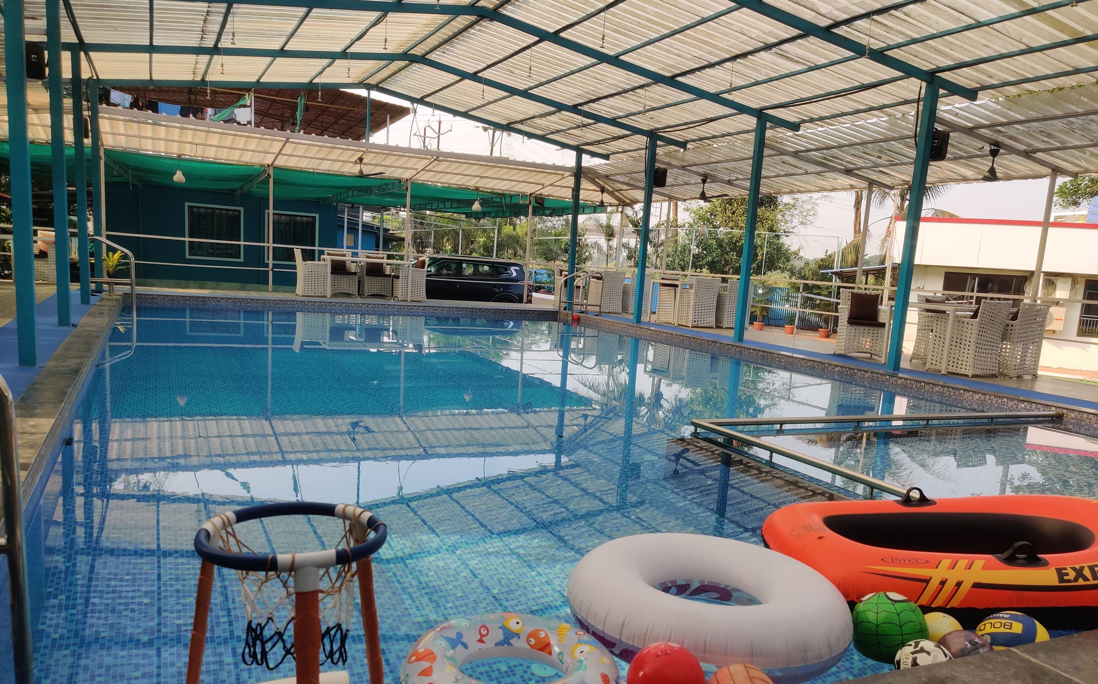 2 つの屋外プール、サンラウンジャー