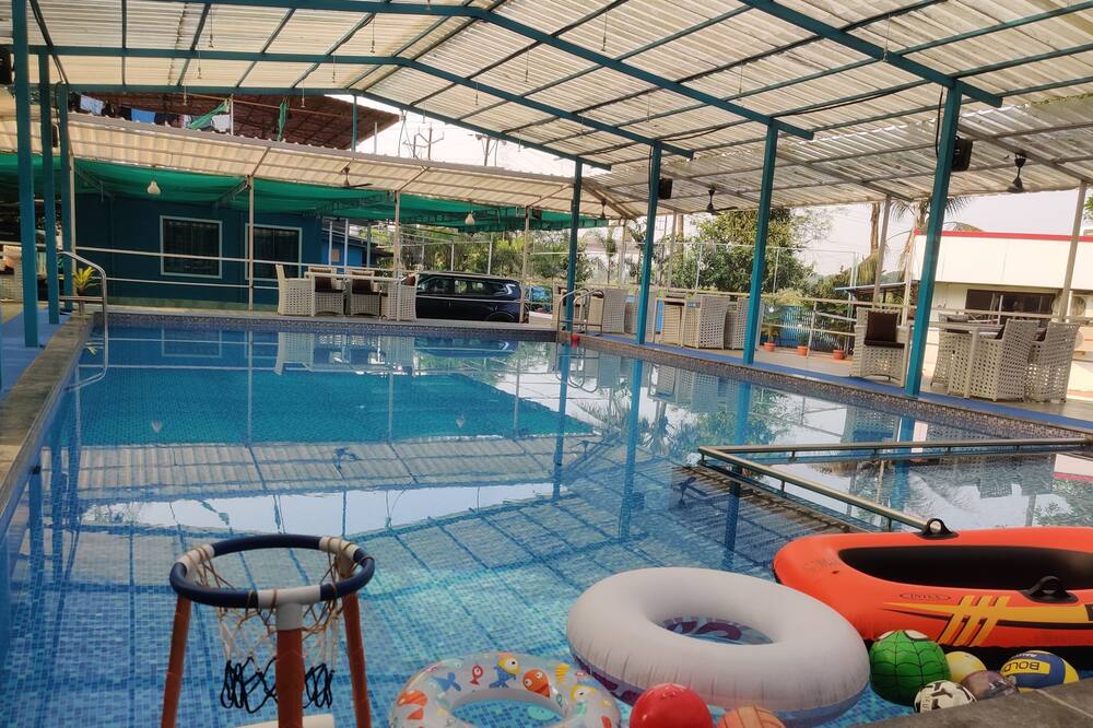 Supriti's Farmington Splash Resort