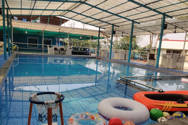2 outdoor pools, sun loungers