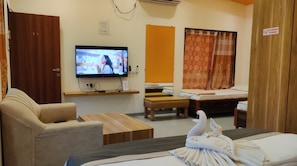 Superior vierpersoonskamer, uitzicht op tuin | Een laptopwerkplek, gratis wifi