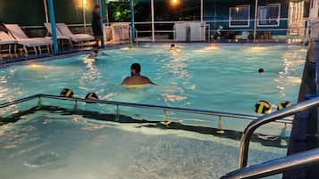 2 outdoor pools, pool loungers