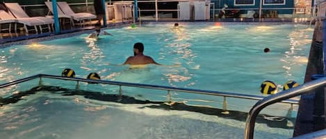 2 udendørs pools, liggestole