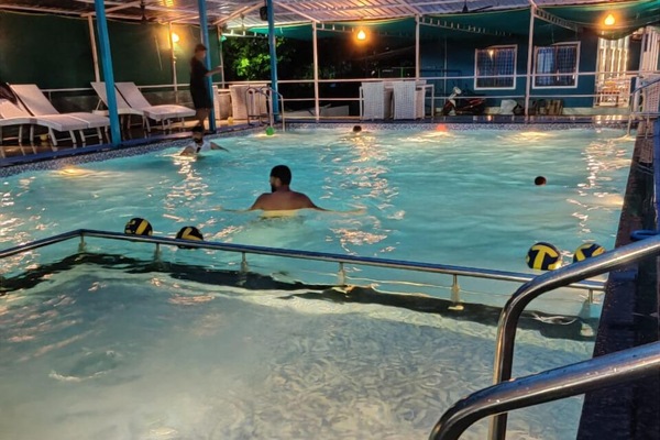 2 piscinas externas, espreguiçadeiras