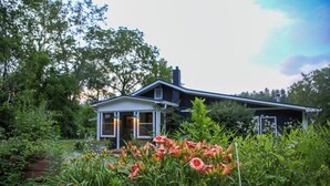 Una casa con porche y jardín.