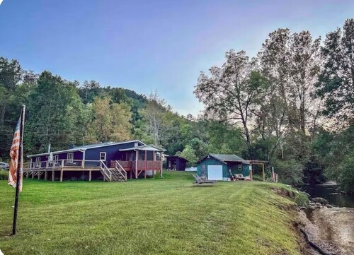 Spacious 4-bedroom Cabin on Warwoman Creek