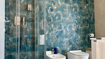 Dusche, Haartrockner, Bidet, HandtĂŒcher