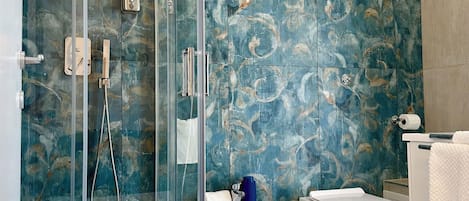 Shower, hair dryer, bidet, towels