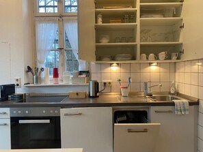 Kjøleskap, ovn, kokeplater og oppvaskmaskin