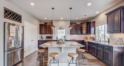 5400sqft 6BR 5.5BA Office, Theater, Game Room // 10min to DIA & Downtown