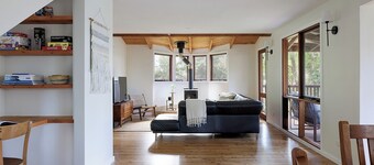 Cosy Coastal Cabin Getaway- Lakefront-Dog Friendly