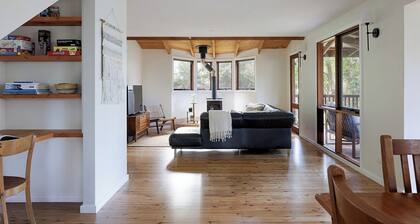 Cosy Coastal Cabin Getaway- Lakefront-Dog Friendly