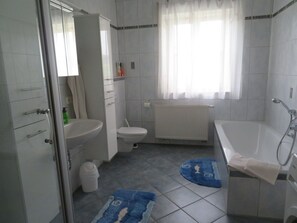 Dusche, Haartrockner, Handtücher, Toilettenpapier