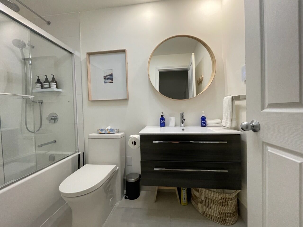 Een haardroger, handdoeken, zeep, shampoo