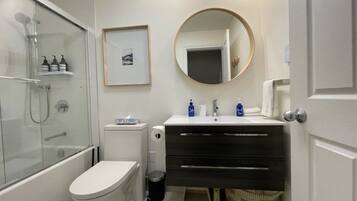 Secador de cabelo, toalhas de banho, sabonete, shampoo