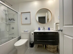 Sèche-cheveux, serviettes fournies, savon, shampoing