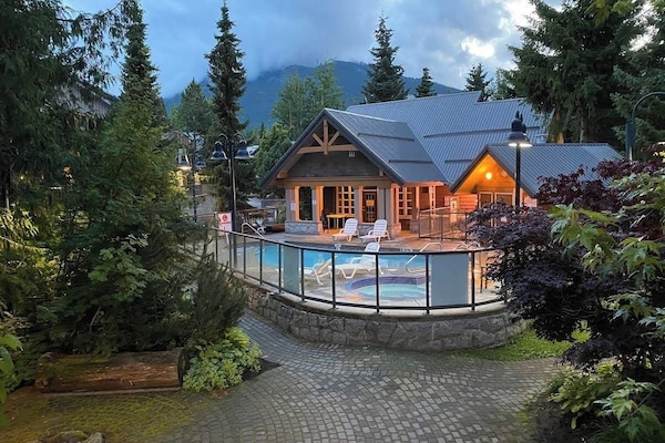 Una piscina al aire libre, una piscina climatizada