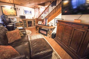 Smart TV, chimenea, libros, estéreo