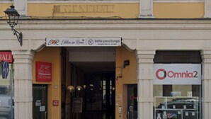 A building with a storefront featuring signs for 'Generali' and 'Omnia2'. - Il piccolo scrigno  (Lonigo)